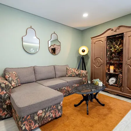 Birds Shelter & Birds Leaves Villa