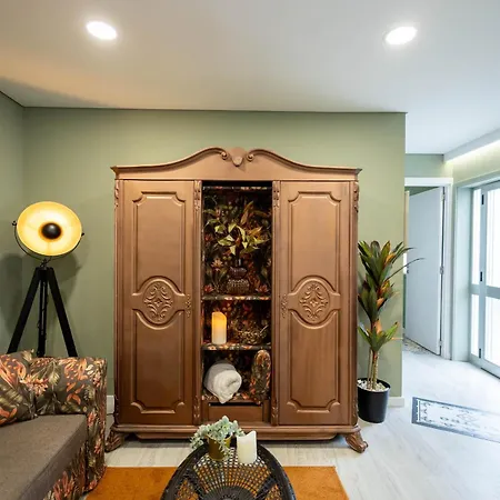 Birds Shelter & Birds Leaves Villa